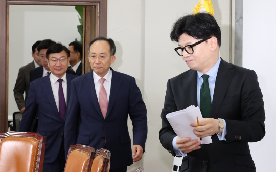 국민의힘 한동훈(오른쪽부터) 대표와 추경호 원내대표, 정점식 정책위의장이 1일 오전 국회에서 열린 최고위원회의에 입장하고 있다. [연합뉴스 제공]